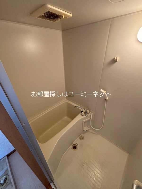 バス・シャワールーム　※401号室の室内写真。相違がある場合は、現況を優先致します