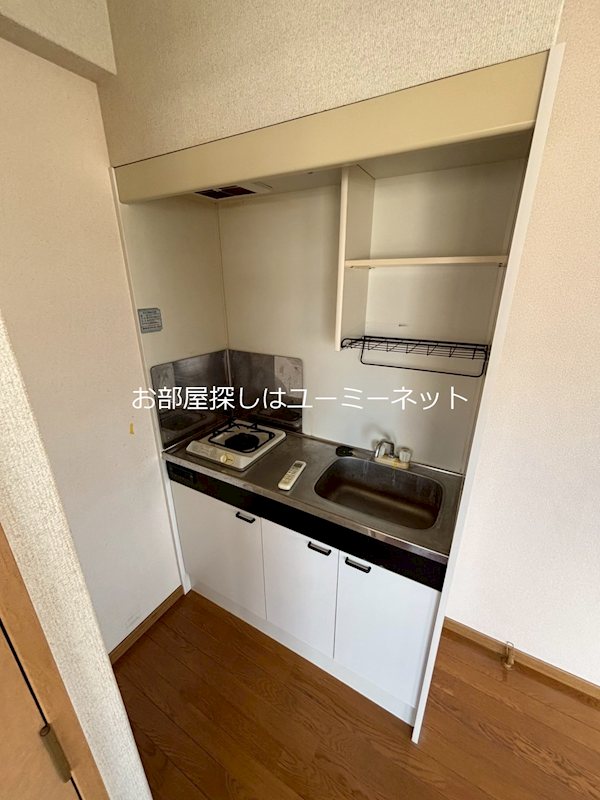 キッチン　※401号室の室内写真。相違がある場合は、現況を優先致します