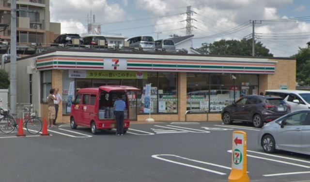 コンビニ　セブンイレブン（コンビニ）まで673m