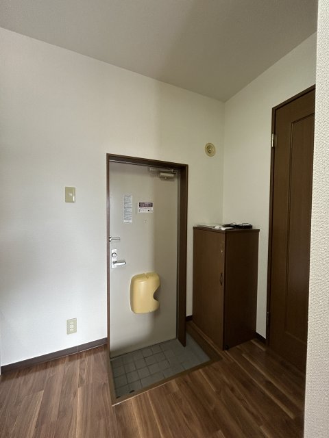 玄関　※写真は１０５号室です