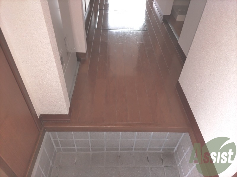 玄関　玄関は程よい高さのステップがあり、靴の脱ぎ履きがしやすいです