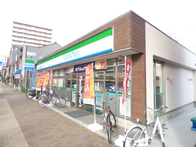 コンビニ　ファミリーマート（コンビニ）まで140m