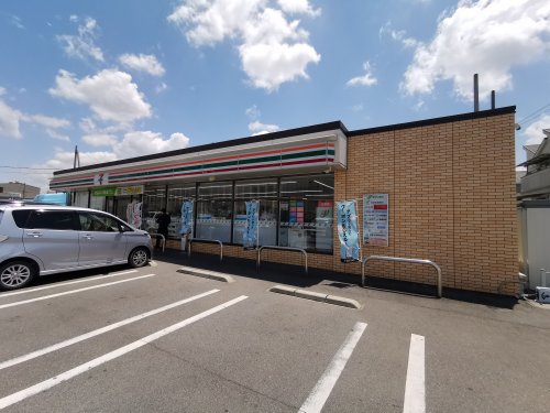 コンビニ　セブンイレブン 堺美原区役所前店（コンビニ）まで557m