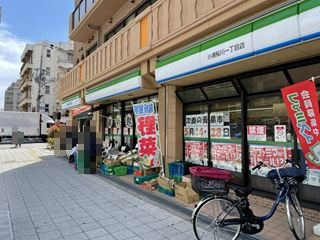 コンビニ　ファミリーマート　小浦桜川1丁目店（コンビニ）まで63m