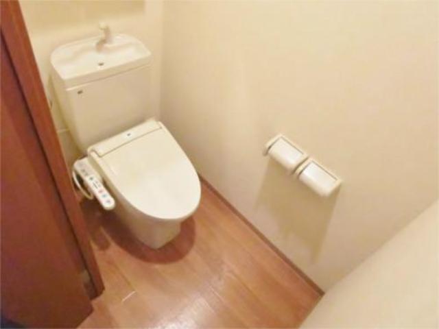 トイレ　嬉しいウォシュレット付き