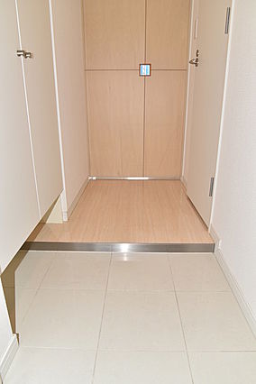 玄関　写真は同タイプ住居です。