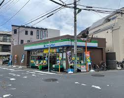 コンビニ　ファミリーマート 池尻三丁目店（コンビニ）まで301m