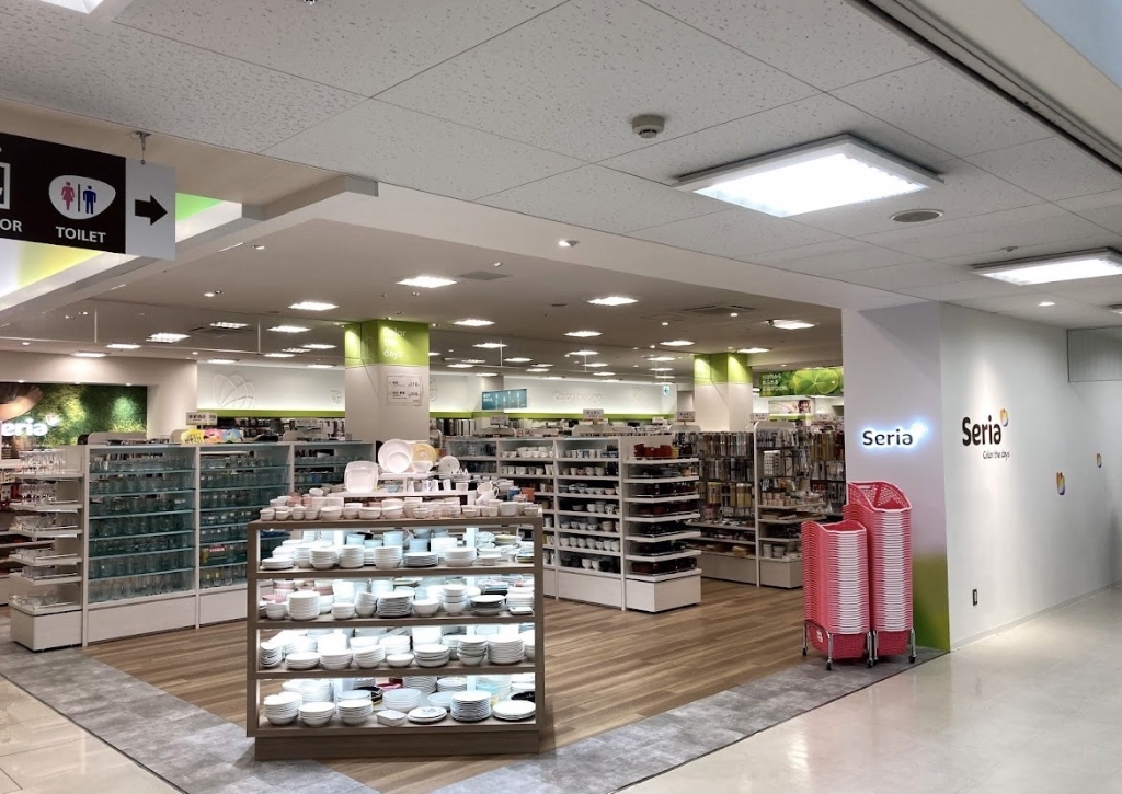 スーパー　セリア 草加セーモンプラザ店（スーパー）まで558m