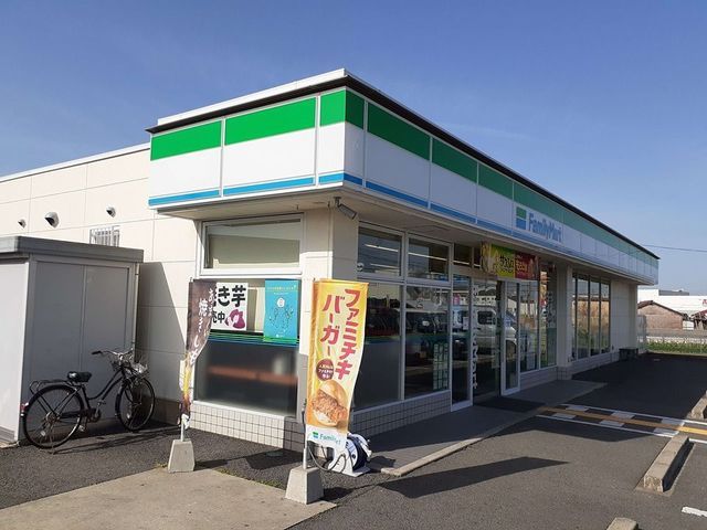コンビニ　ファミリーマート様（コンビニ）まで310m