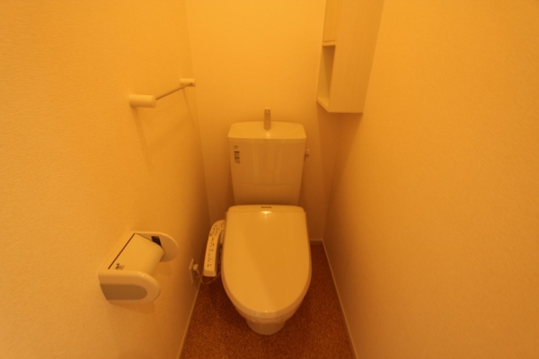 トイレ　温水シャワー付きトイレです