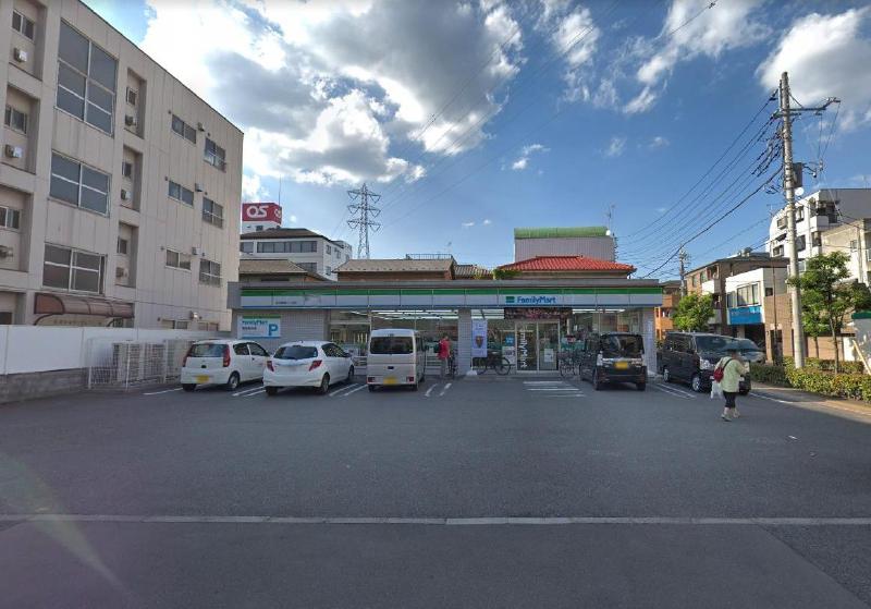 コンビニ　ファミリーマート足立綾瀬三丁目店（コンビニ）まで210m