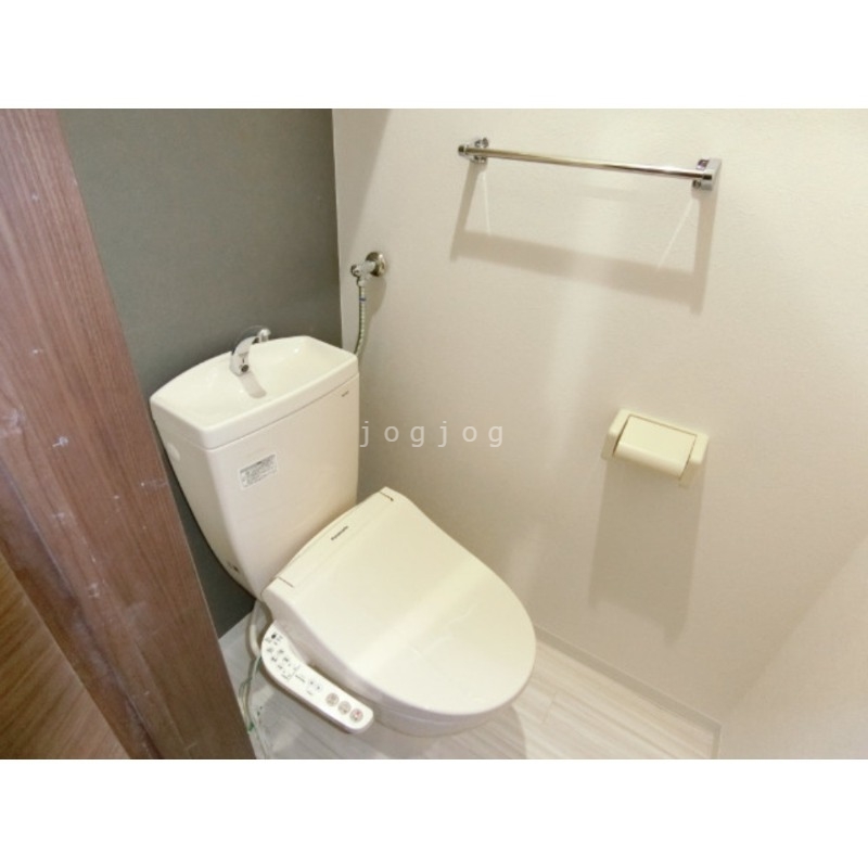 トイレ　嬉しい温水洗浄便座付きのトイレです。