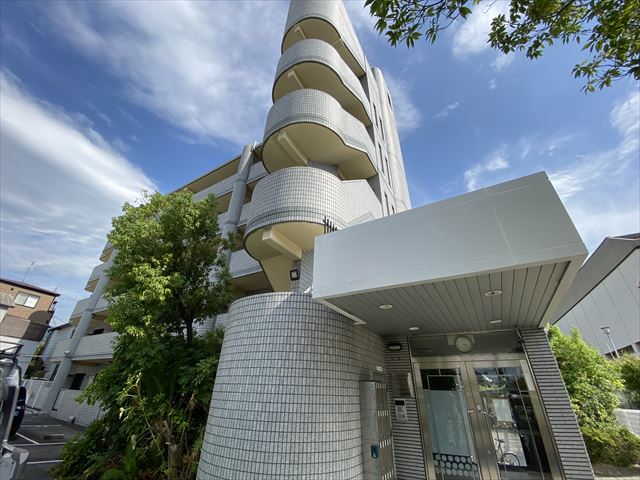建物外観　■防犯カメラ・オートロック有り