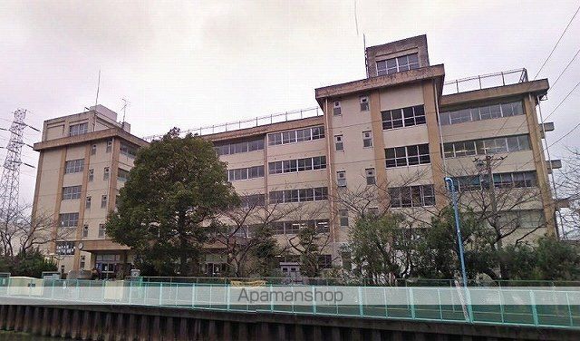 中学校　八潮市立八幡中学校（中学校）まで570m