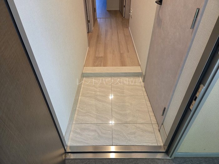 玄関　同物件別部屋参考写真です