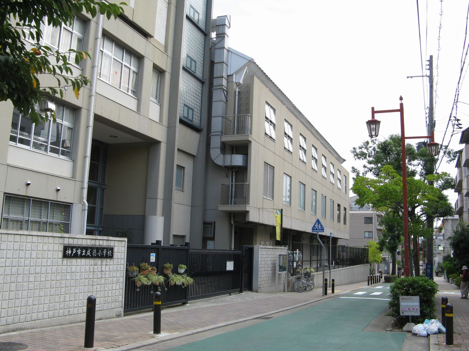 小学校　神戸市立成徳小学校（小学校）まで759m