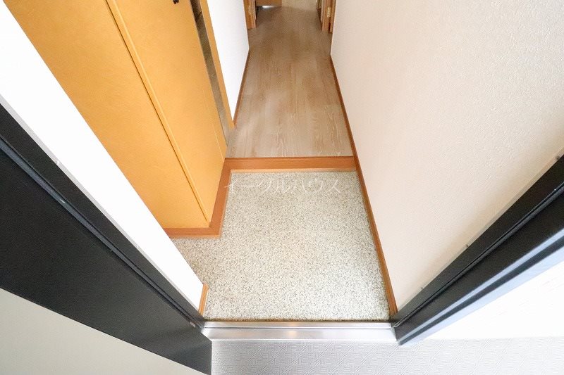 玄関　退去予定のため別部屋写真使用