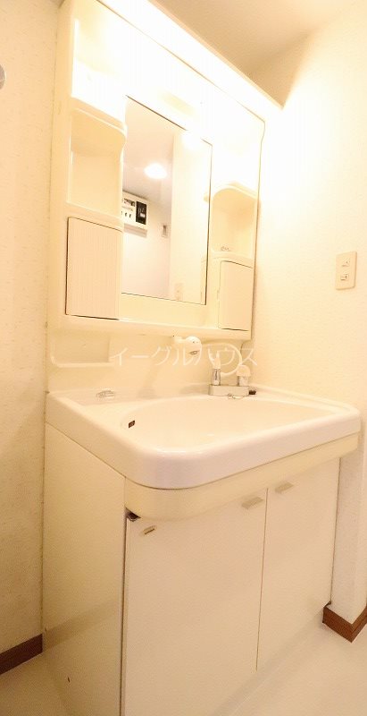 洗面設備　退去予定のため別部屋写真使用