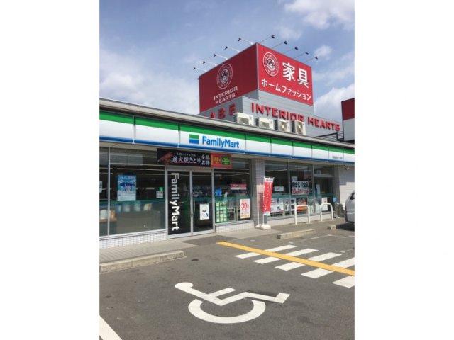 コンビニ　ファミリーマート 川西加茂六丁目店（コンビニ）まで607m