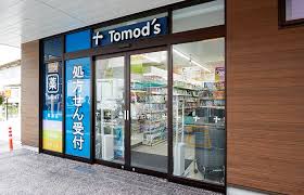 ドラックストア　トモズEQUIA曳舟店（ドラッグストア）まで584m