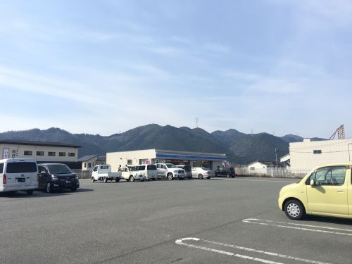 コンビニ　ローソン　篠山インター店（コンビニ）まで302m