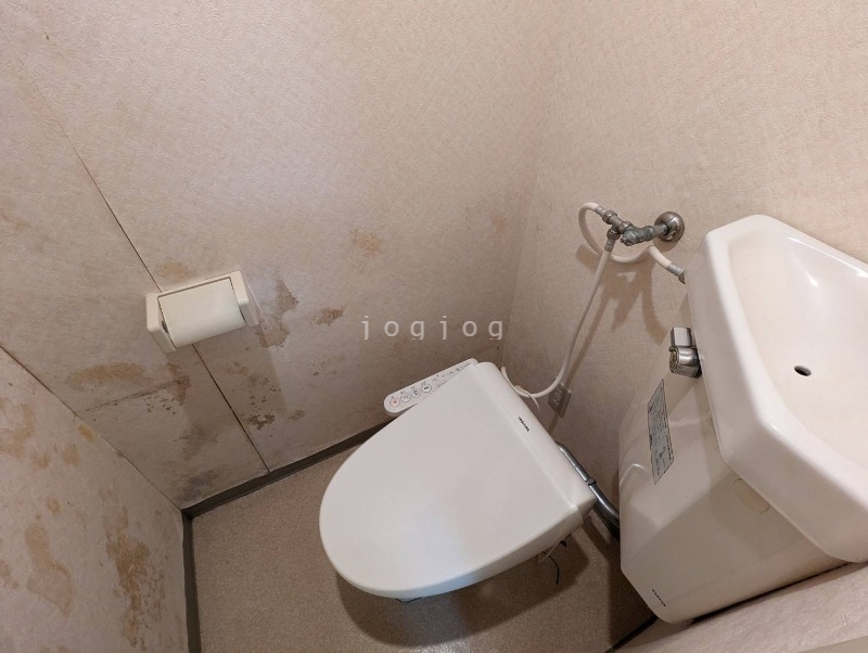 トイレ　嬉しい温水洗浄便座付きのトイレです。