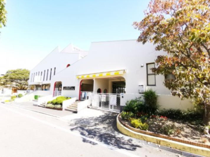 幼稚園・保育園　鶴山台明徳幼稚園（幼稚園・保育園）まで627m
