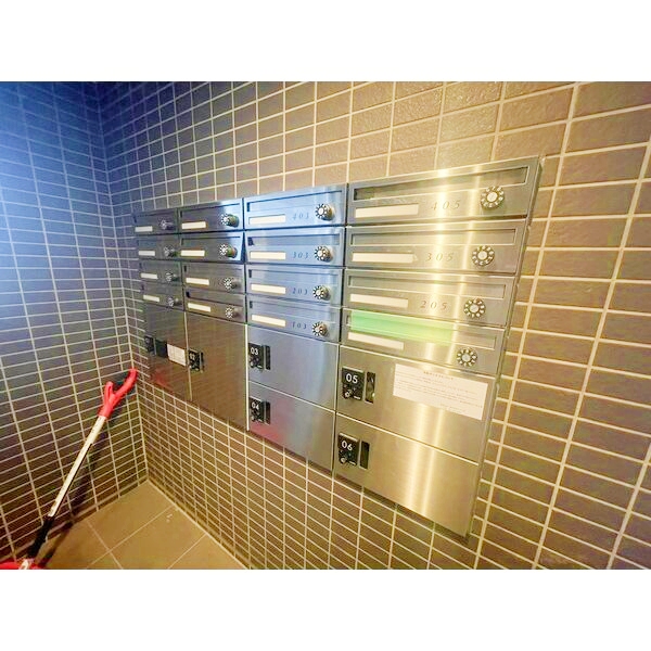 エントランス　共用部の郵便受けです♪