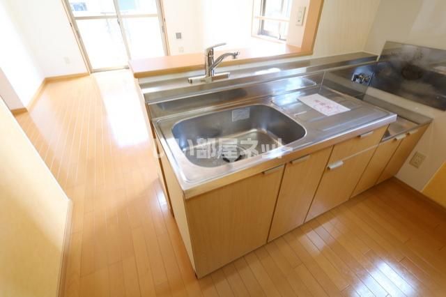 ＪＲ宇都宮線 宇都宮駅 バス乗車時間：15分 最寄りバス停で下車 徒歩4分 3階建 築19年のキッチン写真