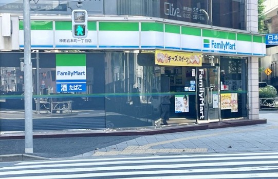 コンビニ　ファミリーマート神田岩本町一丁目店（コンビニ）まで102m