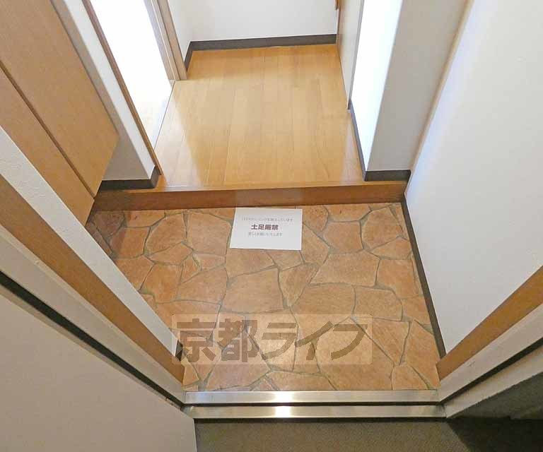 京阪宇治線 観月橋駅 徒歩6分 5階建 築22年の玄関写真