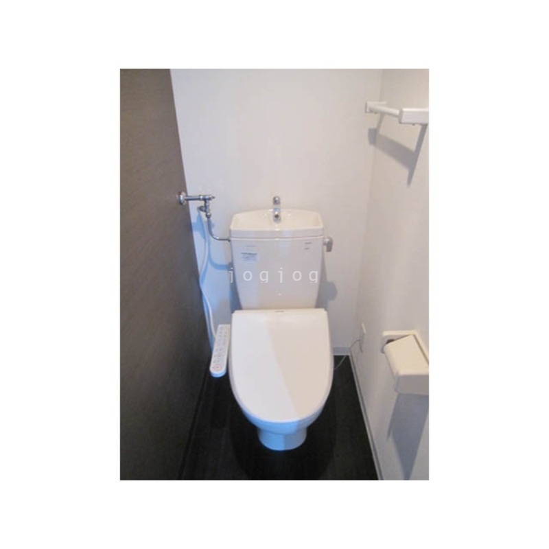 トイレ　嬉しい温水洗浄便座付きのトイレです。