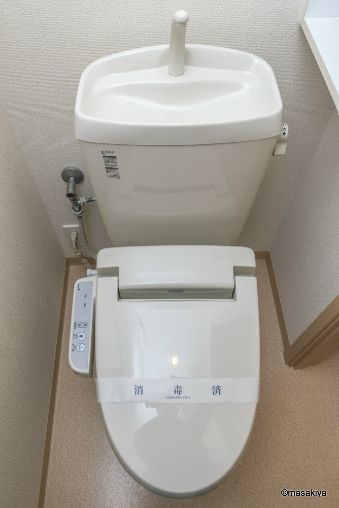 トイレ　トイレ　ウォシュレット付き。