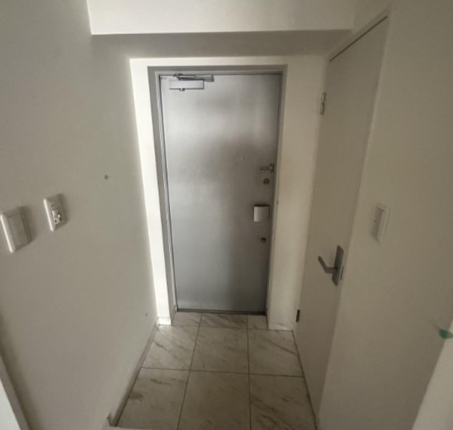 玄関　別部屋同仕様反転写真