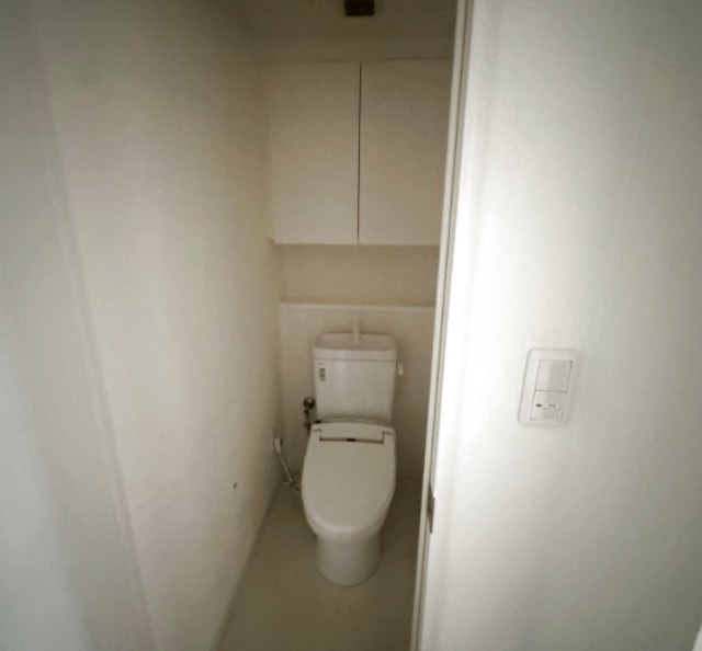トイレ　別部屋同仕様反転写真