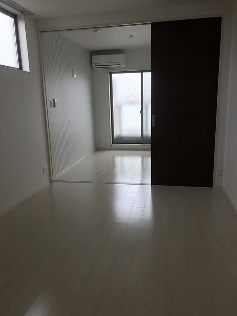 居室・リビング　同タイプのお部屋になります。