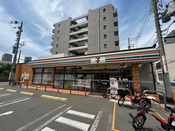 コンビニ　セブンイレブン（コンビニ）まで210m