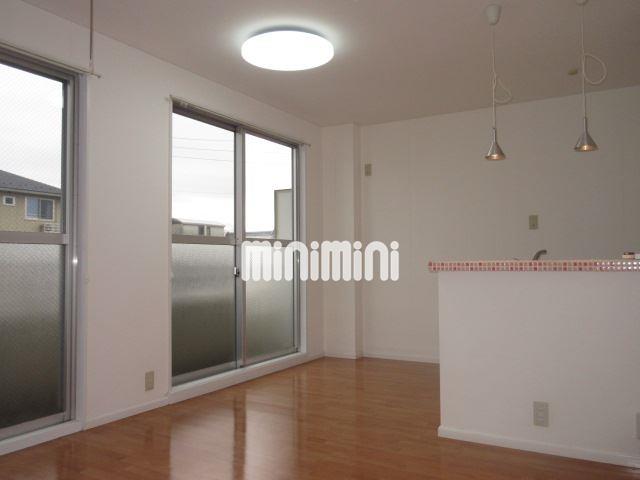 居室・リビング　照明器具の付いた明るいお部屋です。