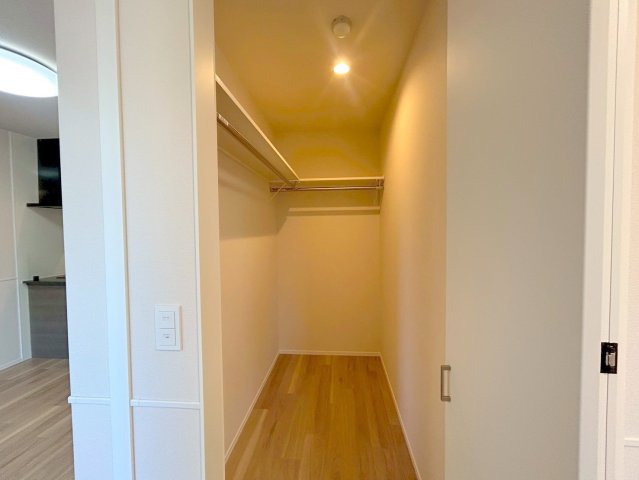 収納　★奥行たっぷりのウォークインクローゼット★