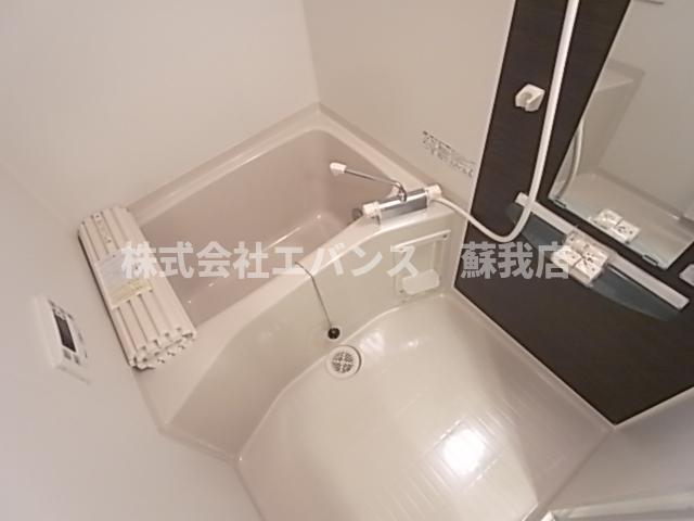 バス・シャワールーム　落ち着いた空間のお風呂です