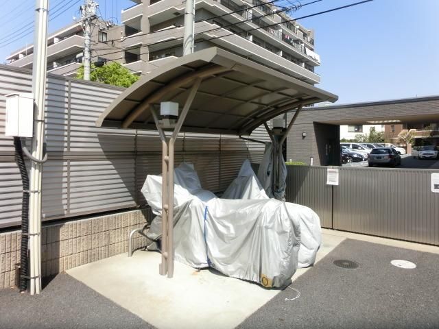 その他共有部分　屋根付き駐輪場は無料で利用可能