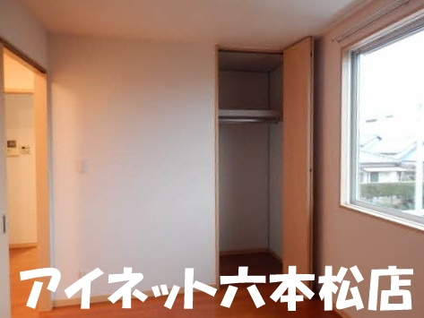 その他共有部分　もう一つの洋室にも収納ございます