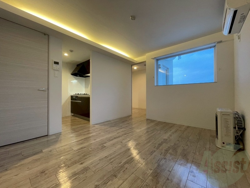 居室・リビング　木目のフローリングは落ち着きのある印象のお部屋になりますね。
