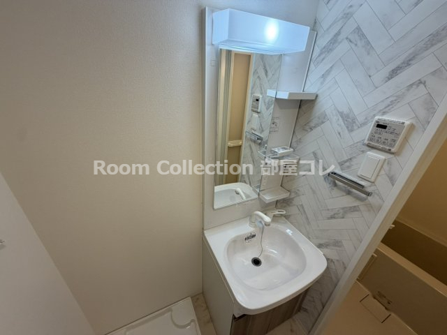 洗面設備　※同物件他部屋写真 反転、色違いの場合有 現況優先