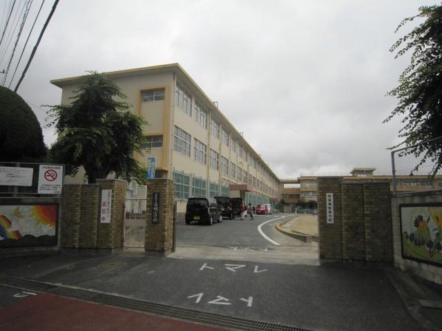 小学校　日明小学校（小学校）まで900m