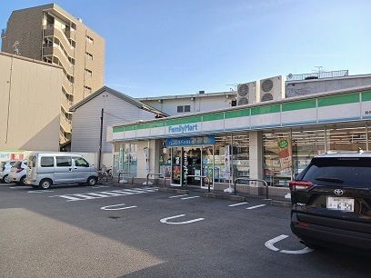 コンビニ　ファミリーマート（コンビニ）まで200m