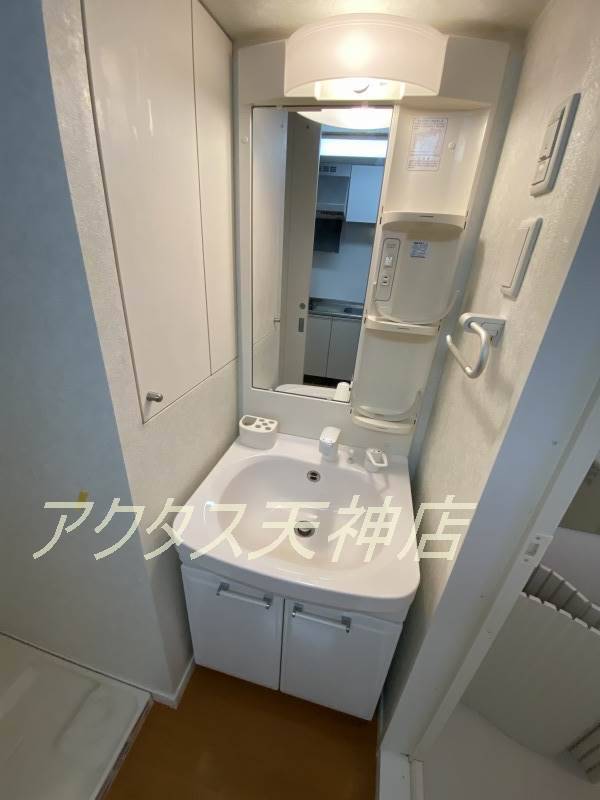 洗面設備　左手に、収納棚がありタオル等の収納出来ます。