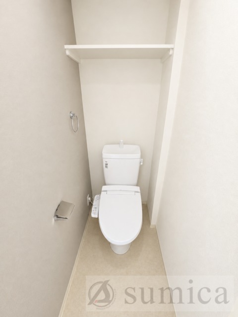 トイレ　人気アイテムの温水洗浄便座。清潔感のあるトイレです。