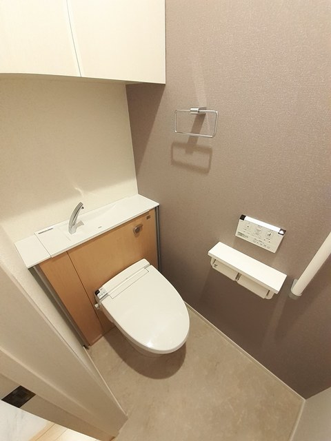 日暮里・舎人ライナー 西新井大師西駅 徒歩8分 3階建 築5年のトイレ写真