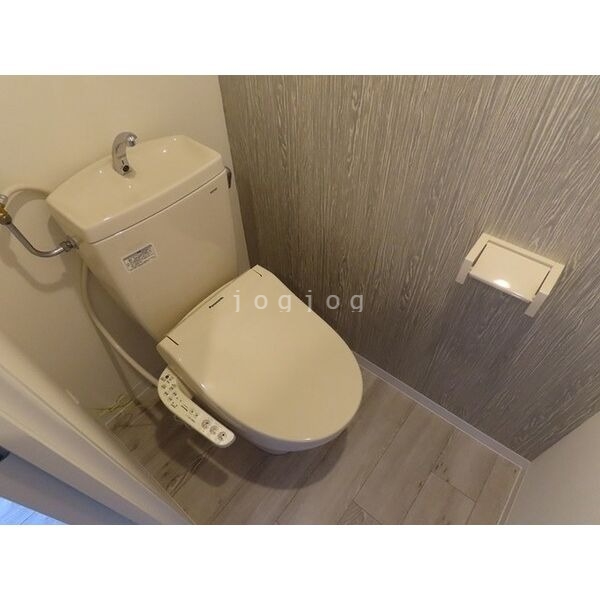 トイレ　嬉しい温水洗浄便座付きのトイレです。